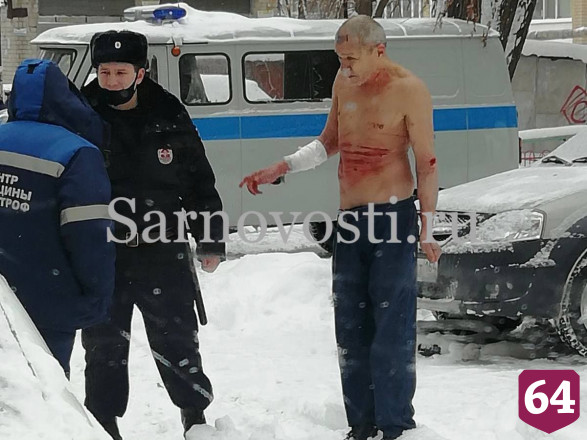 Жителю Саратова с изрезанным животом не дали выпрыгнуть из окна