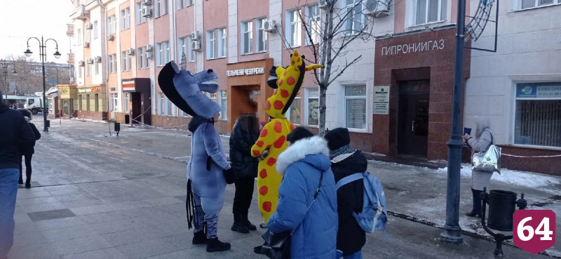 В центре Саратова «кони» выпрашивают деньги у прохожих