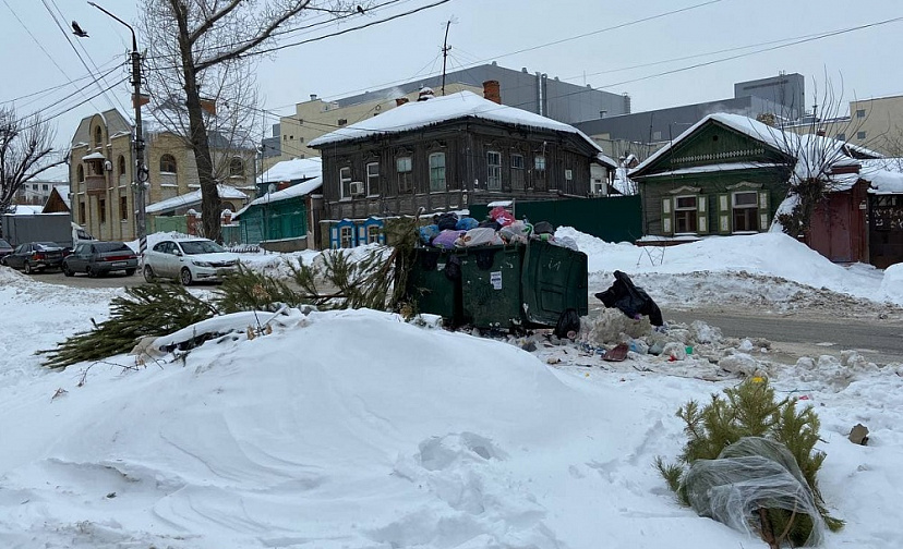 В Саратове сугробы мешают вывозить мусор с улиц 