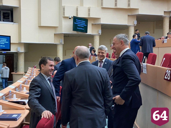 Депутаты думы Саратова пришли на заседание в масках 