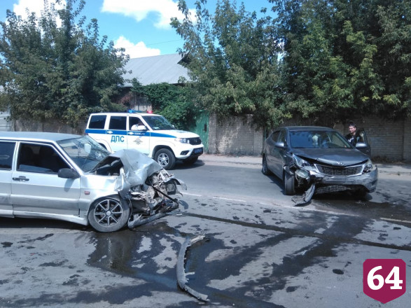 Уснувший водитель «Лады» протаранил иномарку у автобусной остановки
