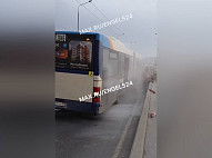 На мосту через Волгу задымился автобус с пассажирами