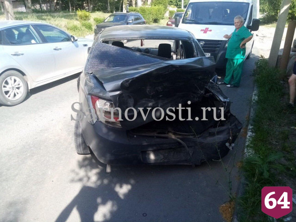 Саратовский таксист травмировал голову в ДТП у Кумысной поляны
