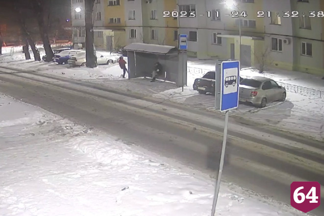 Юные вандалы ломали остановку под Саратовом