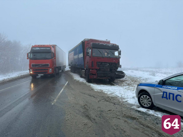 Два человека погибли в аварии с фурой на саратовской трассе