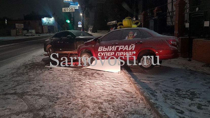 В Саратове иномарка протаранила подарочный автомобиль с бантом