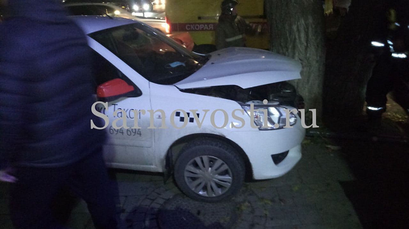 Пассажирка такси попала в больницу после аварии в центре Саратова