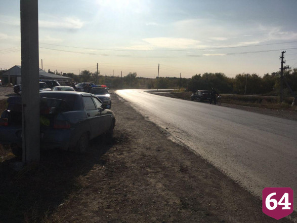На окраине города автомобилист сбил шедших по обочине девушек