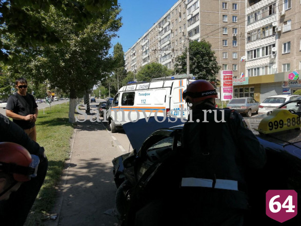 Пьяный водитель иномарки протаранил столб в центре Энгельса