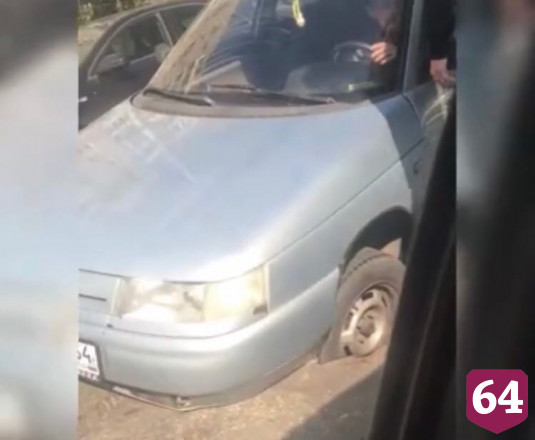 В центре Саратова легковушка провалилась в открытый люк