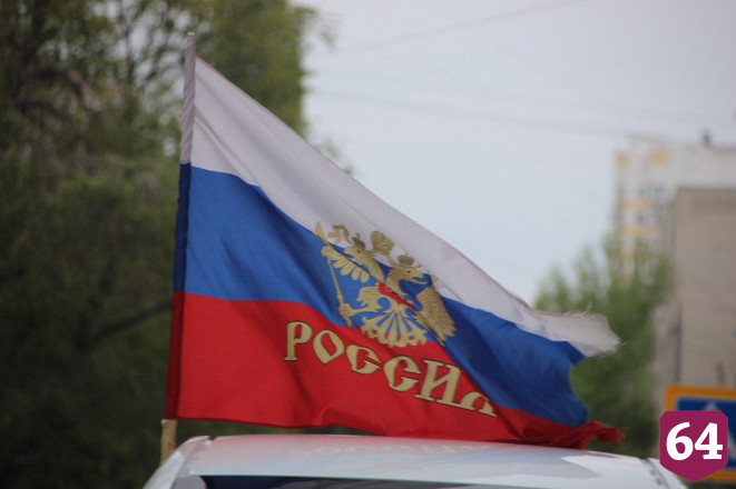 Жители Саратова в День Победы устраивают одиночные автопробеги с флагами