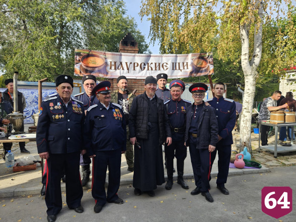 В Саратовской области на казачьем фестивале кормили щами и фланкировали шашкой