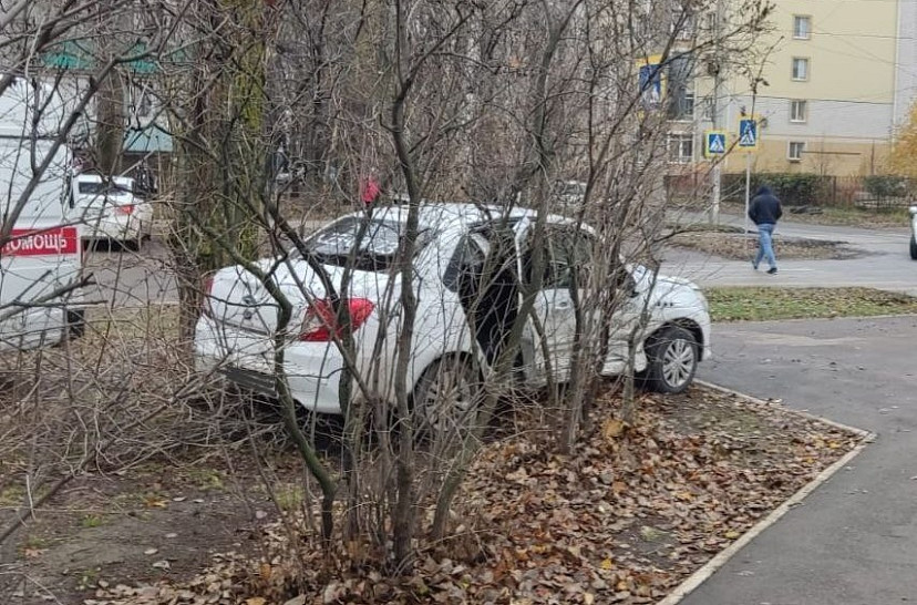 «Датсун» улетел в кусты после ДТП с «Мерседесом» на проспекте Героев