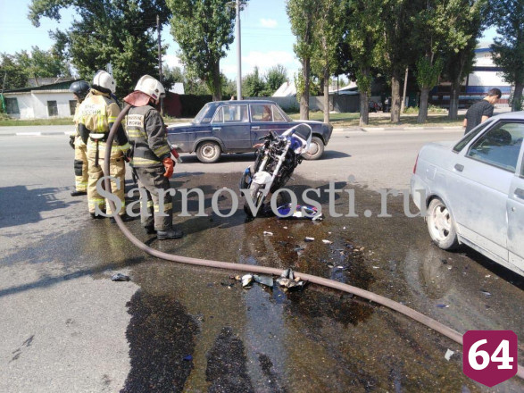В Энгельсе мотоциклист упал под легковушку и сломал ногу