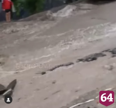 В Саратове сильным дождем смыло асфальт