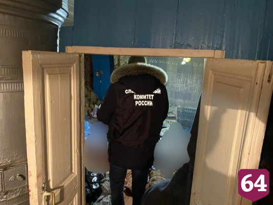 Под Саратовом мужчина убил друга косой и умер по пути в больницу