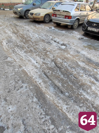 В Саратове двор превратился в каток из-за коммунальной аварии