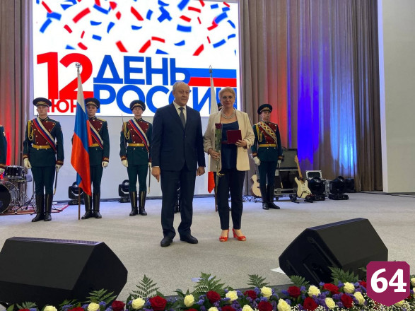 Саратовские подростки получили паспорта из рук губернатора