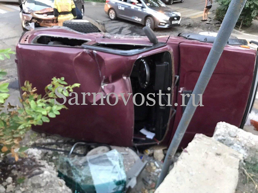 В центре Саратова при опрокидывании «Нивы» пострадали два человека