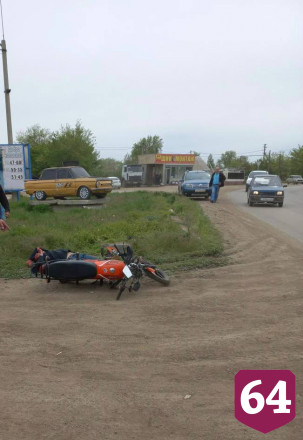 Два человека травмировались при опрокидывании мопеда