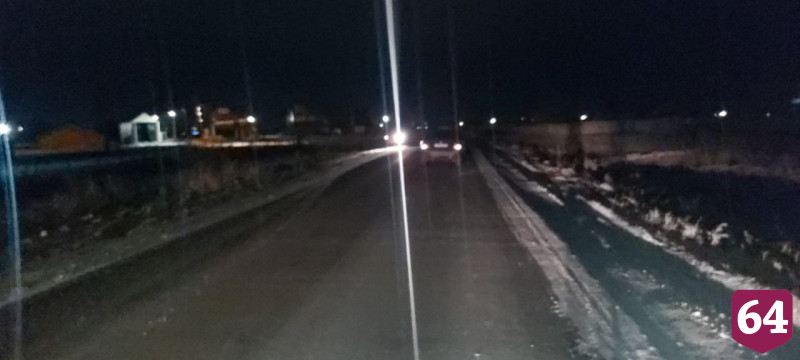 На выезде из поселка автомобиль насмерть сбил женщину 