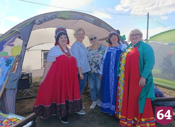 Гостей саратовского фестиваля лука удивили овощными штампами и вкусным аквагримом