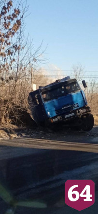 За три дня в Саратове два грузовика провалились в одну яму