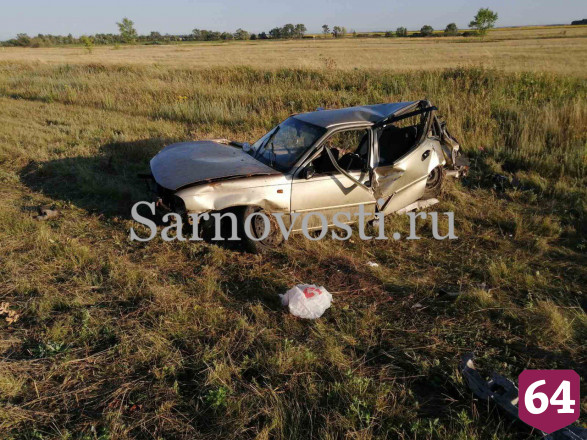 Иномарку разорвало на части в ДТП на трассе под Саратовом