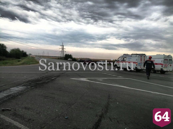 В массовой аварии под Саратовом пострадали 3 человека