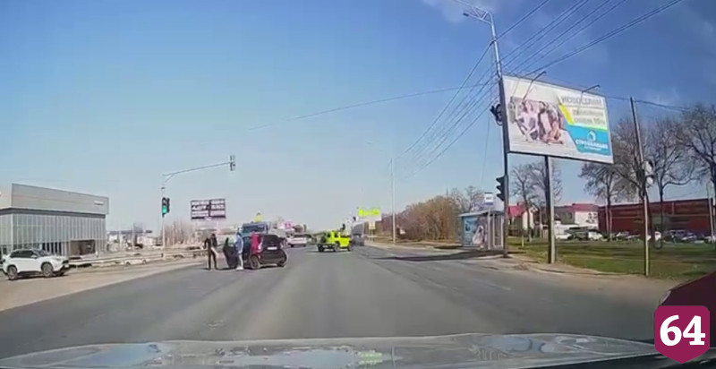 В Саратове иномарка зацепила малолитражку и улетела в кювет