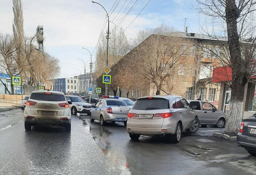 Рядом с саратовским вокзалом столкнулись 5 автомобилей