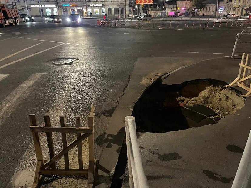 На тротуаре в центре Саратова нашли опасную яму 