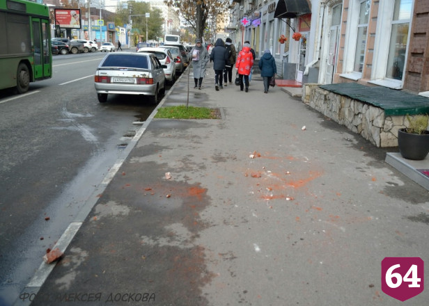 В центре Саратова с фасада дома продолжают падать кирпичи