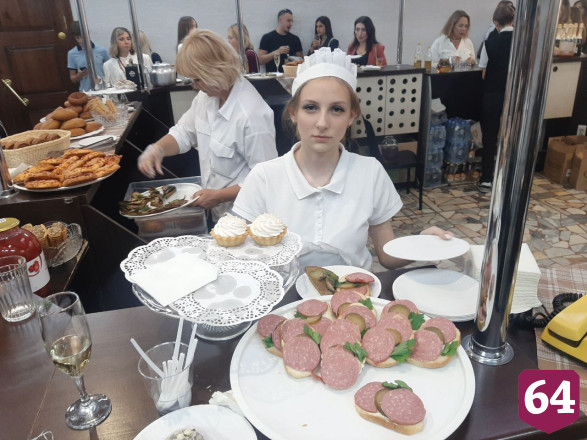 Саратовцы на премьеру «Комбинации» приехали на вишневой «девятке»
