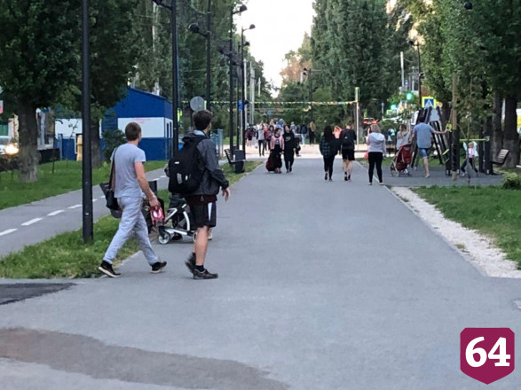 Жители Саратова вышли на вечернюю прогулку без масок