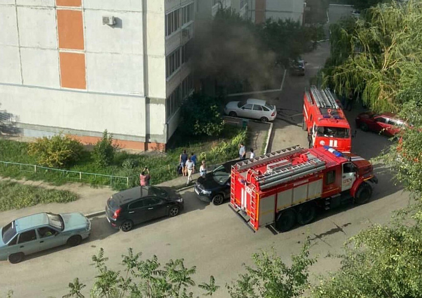 Пожарные отбили от огня квартиру в многоэтажке
