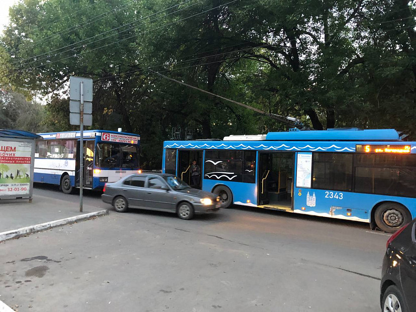 Столкновение автобуса и троллейбуса блокировало движение в центре Саратова