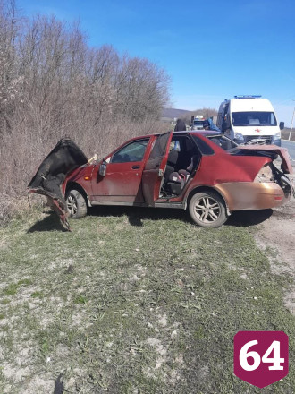 Фура опрокинулась после столкновения с «Приорой» на трассе