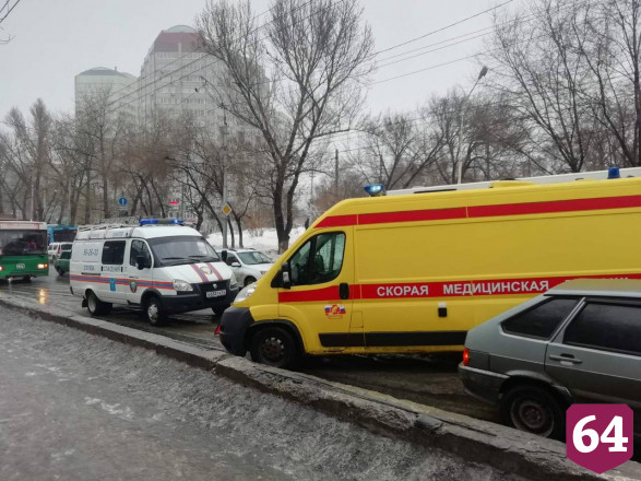 В Саратове водитель легковушки протаранил троллейбус и попал в больницу