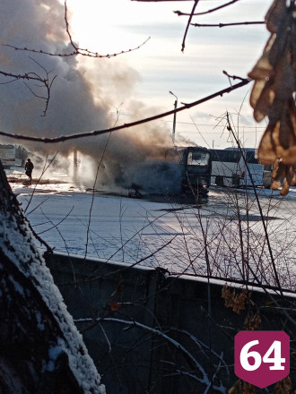 На стоянке под Саратовом сгорел автобус