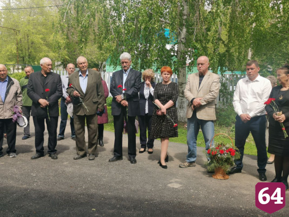 В честь погибшего от коронавируса врача открыли мемориальную доску