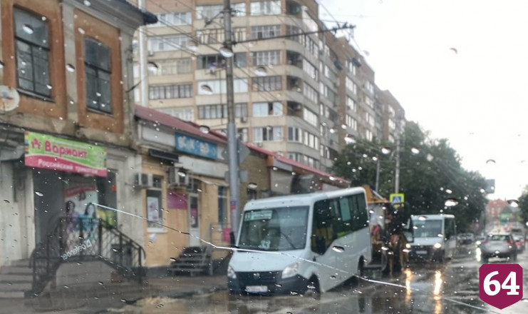 В Саратове провал на улице Чернышевского мешает движению транспорта 