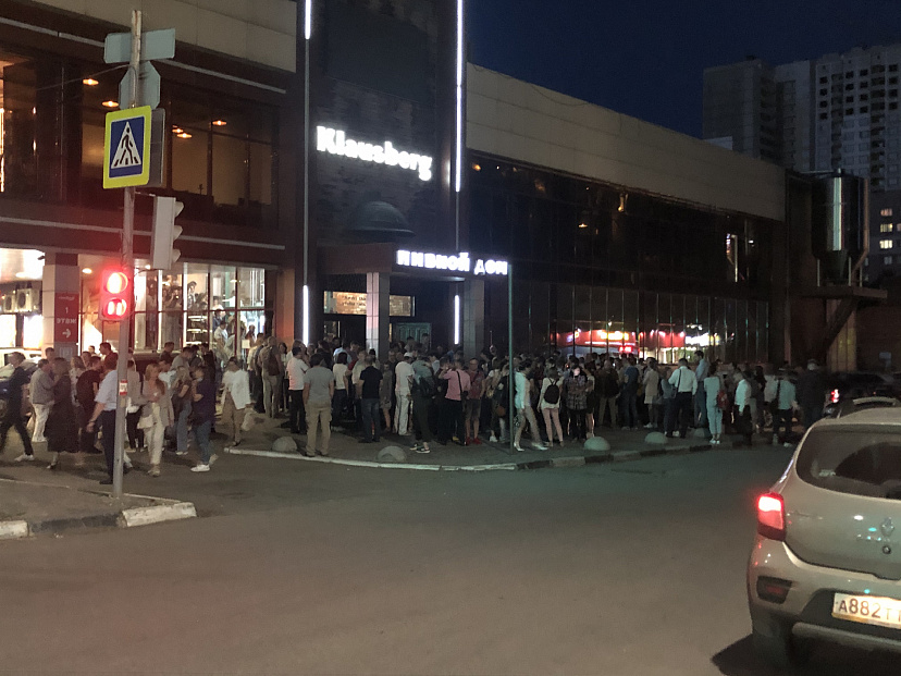 В центре Саратова собралась толпа без масок «с запахом коронавируса»