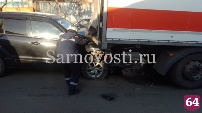 Под Саратовом водитель иномарки протаранил фуру и попал в больницу
