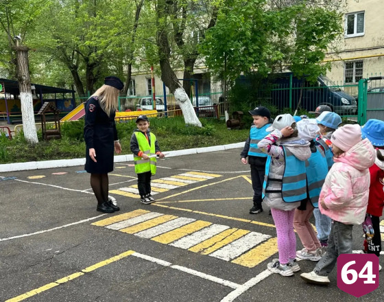 Саратовских дошколят учат безопасной езде на самокатах