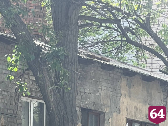 Жители Саратова попросили снести опасный дом