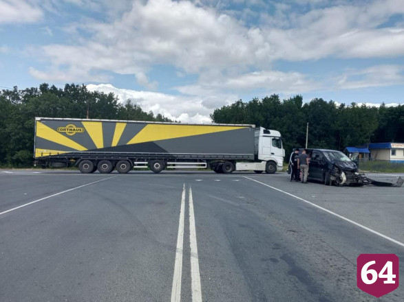 Две пассажирки минивэна пострадали в ДТП с фурой под Саратовом