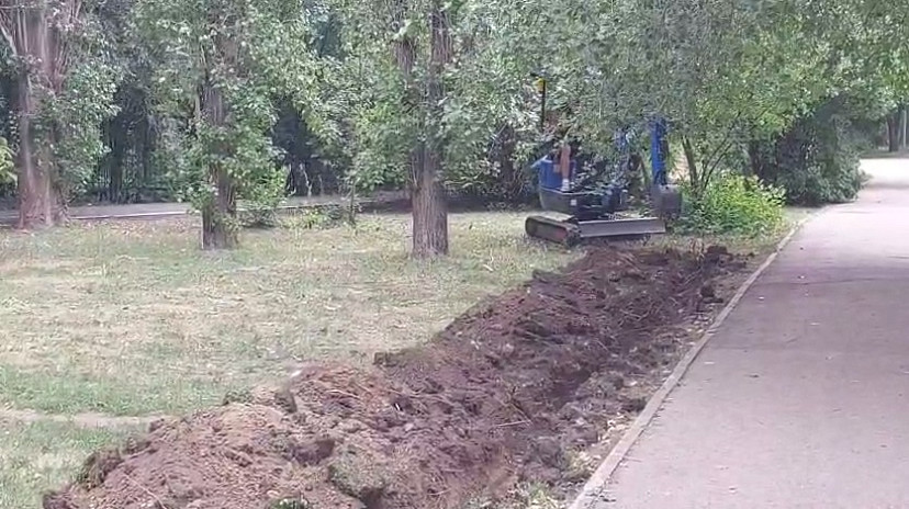 В саратовском сквере прокладывают траншеи для автополива