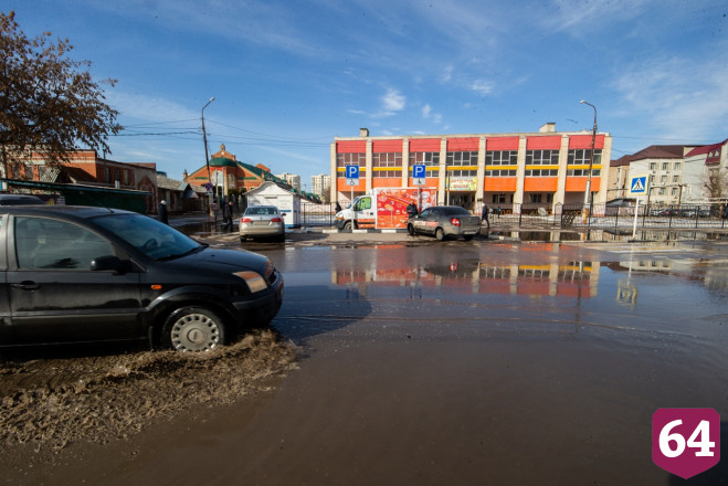 Подход к школе в центре Энгельса затопило талыми водами