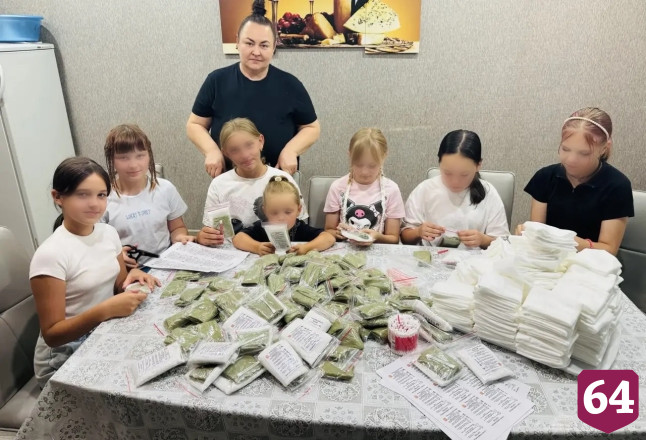 Саратовские школьники в каникулы изготовили 200 наборов сухого душа для бойцов
